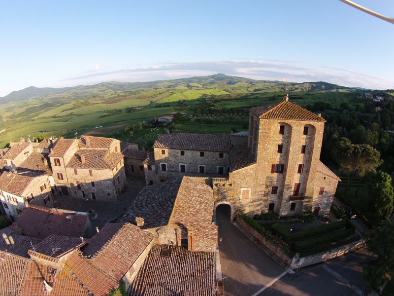 Contignano - La Torre e la Piazza del Castello